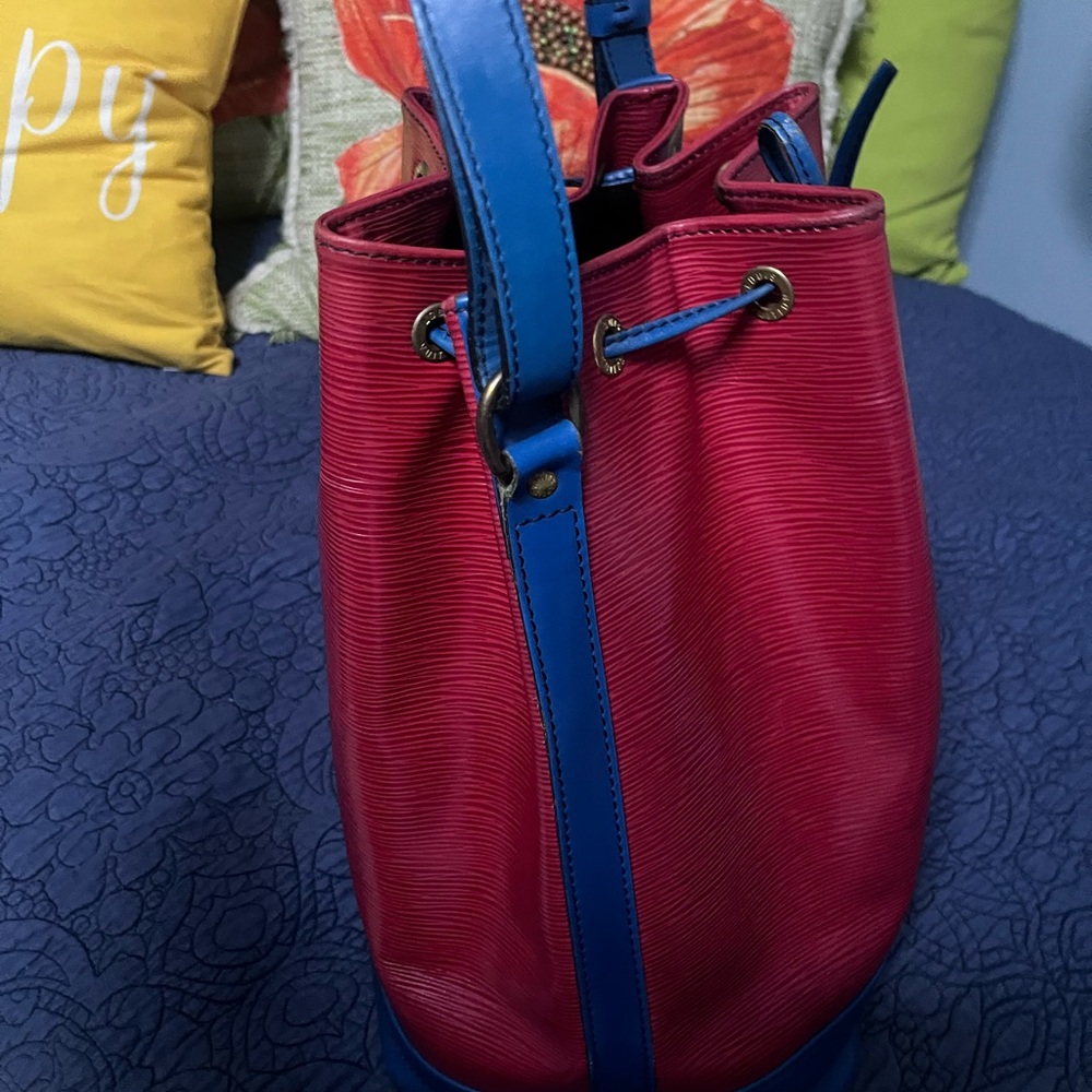 Louis Vuitton EPI Noe Red and Toledo Blue Bucket Bag - Picture 6 of 14